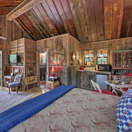 Snuggle Inn Wimberley Cabin With Fire Pit And Deck
